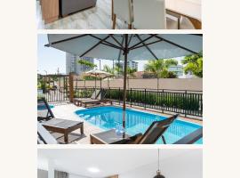 Apartamento 150m da PRAIA com SACADA, WI-FI AR CONDICIONADO, PISCINA, PORTARIA 24h, PLAYGROUND e vaga de GARAGEM: Piçarras'ta bir daire