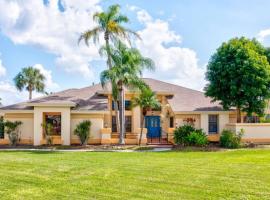 Amazing Pool And Waterfront!, vacation home in Cape Coral
