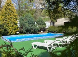 Guest house Shulc, hotel with pools in Mizhhirʼʼya