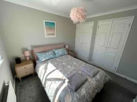 Cozy Double Room with Parking and Full Kitchen