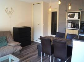 Studio rénové au pied des pistes avec terrasse - FR-1-165A-22, Hotel in Enchastrayes