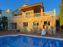 Encantadora casa rustica con piscina privada, hotel en Palafolls