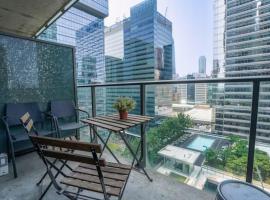 Simply Comfort Suites - One plus Den Apartment with Scotiabank Arena View, lejlighed i Toronto