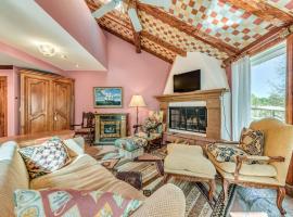 Cloudcroft Home with Fireplace Near Downtown!, hotel v destinaci Cloudcroft