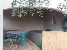 studio bas de villa, jardin et spa (été seulement)