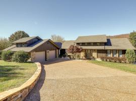 LaFollette Home Community Pool and Mountain Views!, ξενοδοχείο σε La Follette