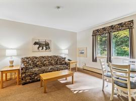 Deluxe one bedroom suite located on first floor with outdoor heated pool 11517, hotel i Killington