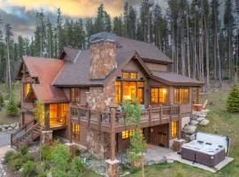 GORGEOUS modern estate private ski SHUTTLE! Hot Tub, hiking trail to town, fire pit, even a SONIC ice maker!!