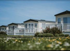 Cornwall Holiday Cabin with Hot tub & Sea view, cheap hotel in Cubert