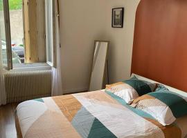 Cosy et charmant grand T2, parking privé，Clichy-sous-Bois的公寓