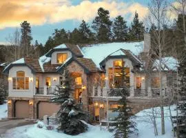 Trail walk to town, Panoramic views of Breck Resort, Hot tub, Elegant Finishes!!