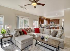 4 Mi to Downtown Reno Family Retreat with Fireplace: Reno'da bir otel