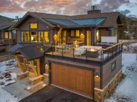 Modern Elegance, Stunning Mountain Views, Hot Tub, Fire Pit, Walk to River!