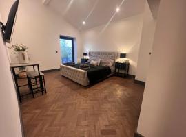 Marmalade Barn Guest Suite with wet room, икономичен хотел в Ръджли