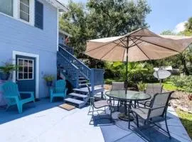 Charming Carriage House near Historic Canal Street Minutes to the Beach