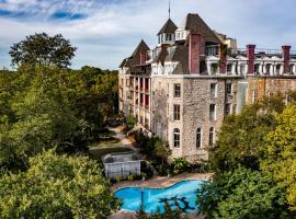 1886 Crescent Hotel and Spa, hótel í Eureka Springs