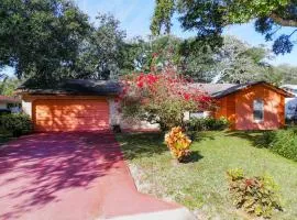 Cozy home with 1-car garage within walking distance to the beach. 836C