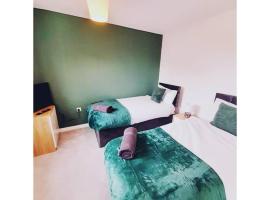 Enquire Now - 4 Bed - Sleeps 8 - Monthly Discounts, хотел в Marston Green