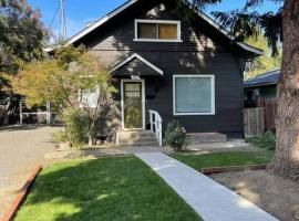Classic & Cozy Apartments - Parking & Close To Dw, hotel in Medford