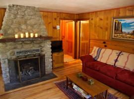 Ahwahnee-be Vintage Cabin - Walk to town!, hotel a Idyllwild