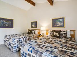 Cedarbrook Two Queen Bed Standard Hotel Room with outdoor heated pool 104, skianlegg i Killington