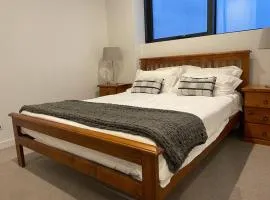 Lovely 1BD condo with free parking city view