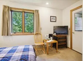Highridge J5A Comfortable Hotel Room Stay with Access to Pool, Hot Tub & Gym!