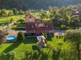 Family friendly house with a swimming pool Blazevci, Gorski kotar - 21038, hotel a Vrbovsko
