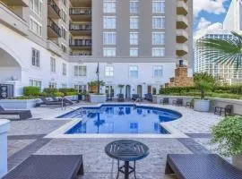 Spacious 2 Bed, 2 Bath Uptown Gem in the Heart of the City-Parking-Wi-Fi-Balcony-Walk to BOA Stadium