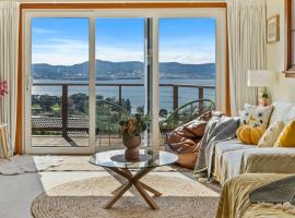Magical family escape with panoramic water views, hotel in Sandy Bay