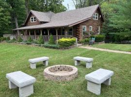 Acorn Resort a Unique Retreat Cabin, 13 acres land, hotel in Bloomington