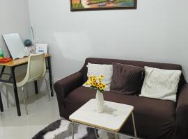 1 BR with poolside view balcony: Manila şehrinde bir konukevi