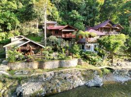 Kupu Kupu Garden Guest House & Cafe, allotjament a la platja a Bukit Lawang