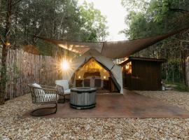 Cozy Unique Glamping on 53 acres - Bedrock Site, glampingplads i Branson