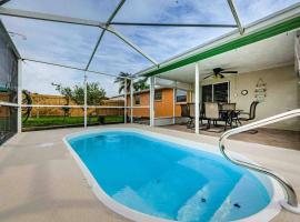 Pool House Close to The Beaches!, casa a Holiday