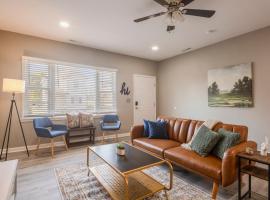 Newly renovated 4BR CozySuites, hotel in Louisville