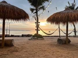 Golden Dragon beach resort โกลเด้น ดราก้อน บีช รีสอร์ท, hotel in Ban Rong Po