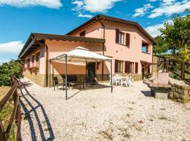 Inviting Farmhouse in Appenines with covered swimming pool, hotell i Apecchio