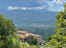 Rooms with private bathroom in a villa with fenced garden surrounded by greenery, shared kitchen, shared hydromassage tub and sauna, casa rural a Sillico