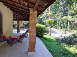 Refúgio em meio a montanhas com cachoeira e praia