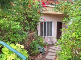 Dekel, acomoda&ccedil;&atilde;o com cozinha em Arad