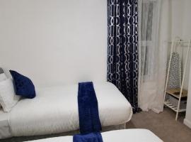 Beautiful 2-Bed House in Gillingham: Gillingham şehrinde bir otel