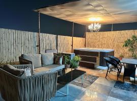 jacuzzi & spacious open terrace with room & bonfire, biệt thự ở Gurgaon