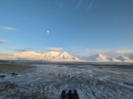 Flott enderekkehus med fantastisk utsikt, hotel na may parking sa Longyearbyen
