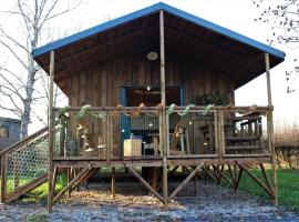 Tiny house - Cabane sur pilotis - Etat Nature, hotel med parkering i Magnières