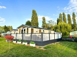 Beautiful newly decorated cabin, hotel in Great Billing