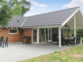 Awesome Home In Kpingsvik With 6 Bedrooms, Sauna And Wifi, luksushotelli Köpingsvikissä