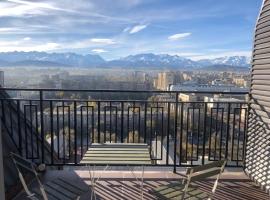 Best view in city, secured 24/7, apartamento em Bishkek