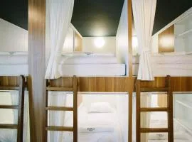 Give Me 5 Hostel