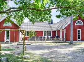 Stunning Home In Kpingsvik With 7 Bedrooms, Wifi And Indoor Swimming Pool, hotel i Köpingsvik